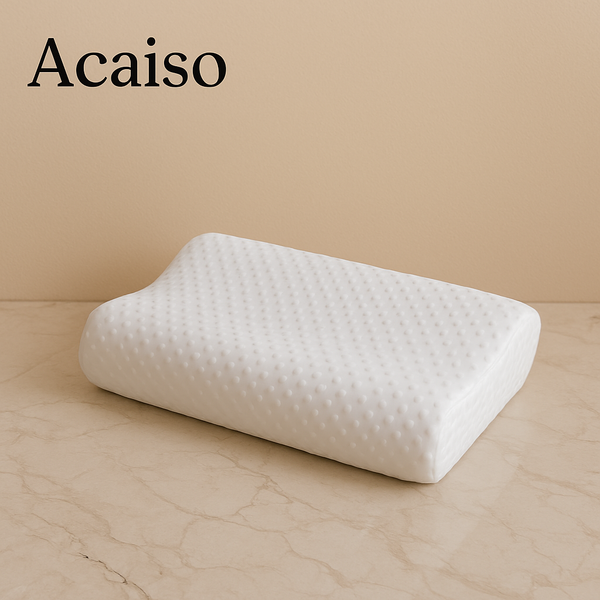 Oreiller mémoire de forme CerviVoyage posé sur une surface en marbre, offrant un soutien ergonomique pour un sommeil réparateur.